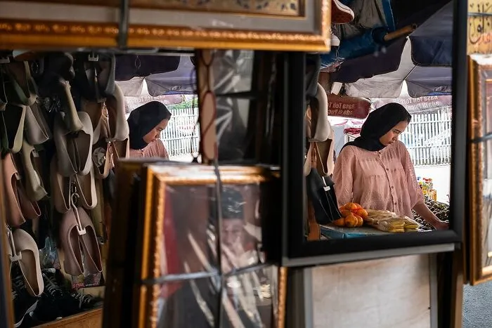 Photographer Spends 27 Years Documenting The Streets of India, And Here Are 100 Of His Best Shots