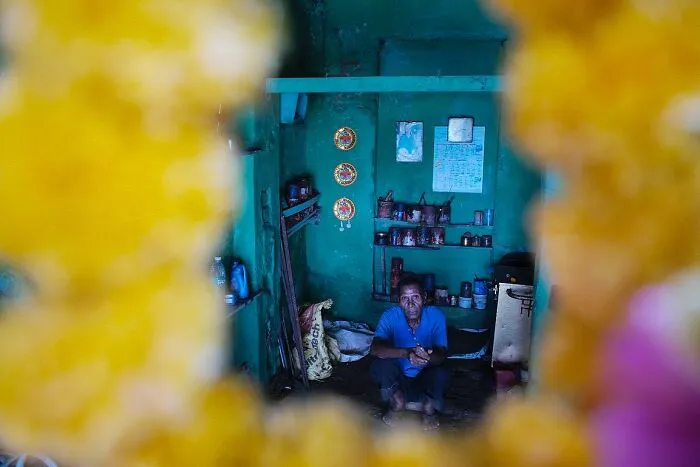 Photographer Spends 27 Years Documenting The Streets of India, And Here Are 100 Of His Best Shots