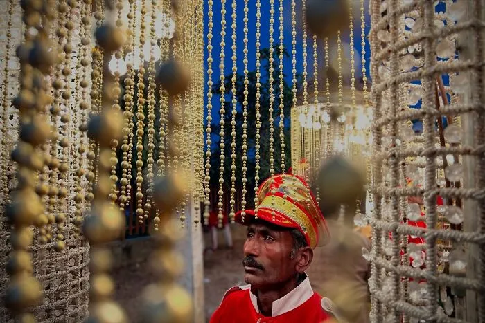 Photographer Spends 27 Years Documenting The Streets of India, And Here Are 100 Of His Best Shots
