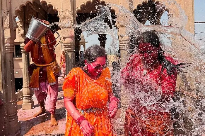 Photographer Spends 27 Years Documenting The Streets of India, And Here Are 100 Of His Best Shots