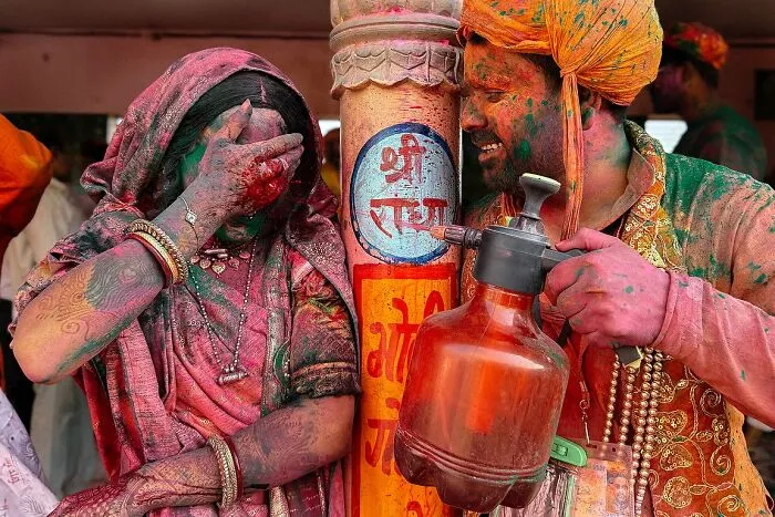 Photographer Spends 27 Years Documenting The Streets of India, And Here Are 100 Of His Best Shots
