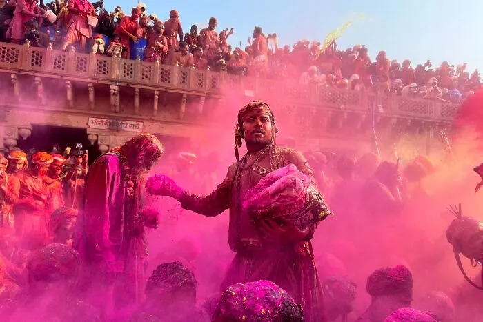 Photographer Spends 27 Years Documenting The Streets of India, And Here Are 100 Of His Best Shots