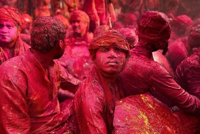 Photographer Spends 27 Years Documenting The Streets of India, And Here Are 100 Of His Best Shots