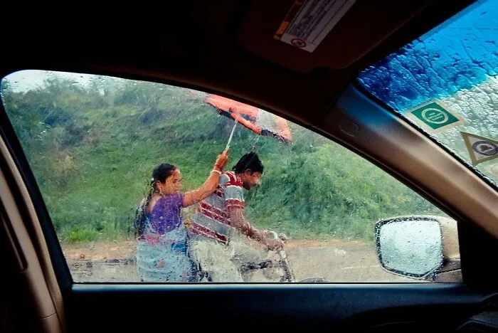 Photographer Spends 27 Years Documenting The Streets of India, And Here Are 100 Of His Best Shots