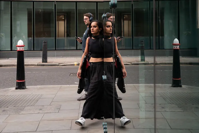 Photographer Snaps Coincidental Moments In Public And Here Are His 27 Best Shots