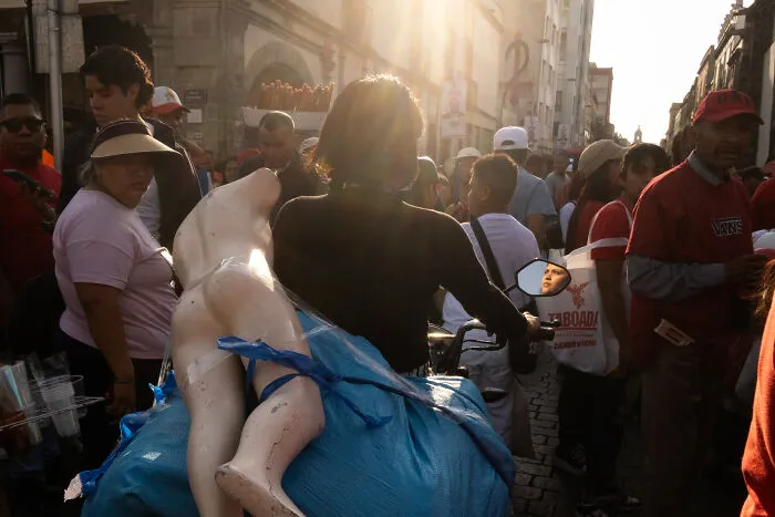 Photographer Snaps Coincidental Moments In Public And Here Are His 27 Best Shots
