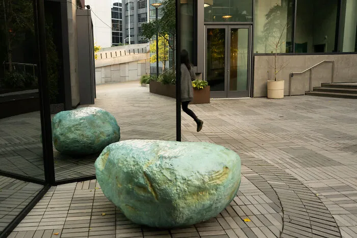 Photographer Snaps Coincidental Moments In Public And Here Are His 27 Best Shots