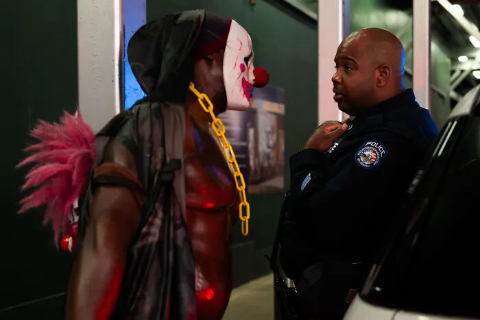 Photographer Snaps Coincidental Moments In Public And Here Are His 27 Best Shots