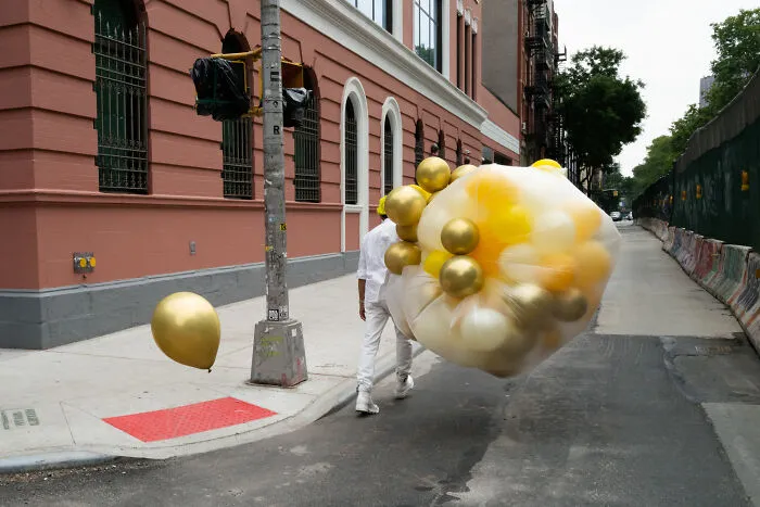 Photographer Snaps Coincidental Moments In Public And Here Are His 27 Best Shots