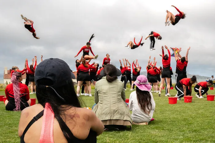Photographer Snaps Coincidental Moments In Public And Here Are His 27 Best Shots