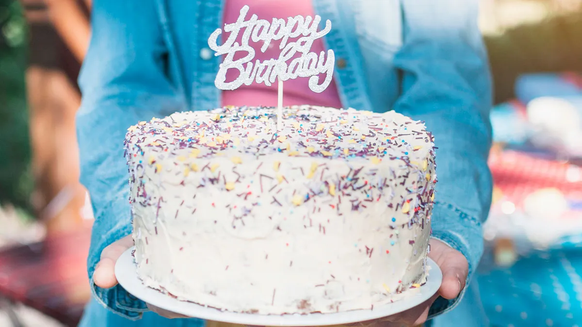 “You Sound Insufferable”: Introvert Dislikes Coworkers Getting Them B-Day Cake, Throws It In Trash