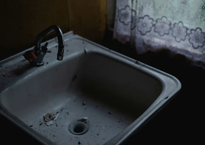 “Just Gross To Me”: 50 People Share Red Flags That They Always Look Out For In People's Homes