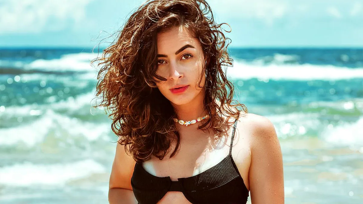 Woman Gets Message From Boss After Posting Beach Pics: “I Don’t Like This”
