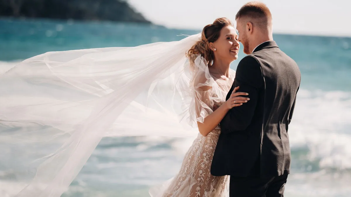 “People Were Suffering”: Summer Bride Almost Gives Guests Heatstroke Because Of Aesthetics