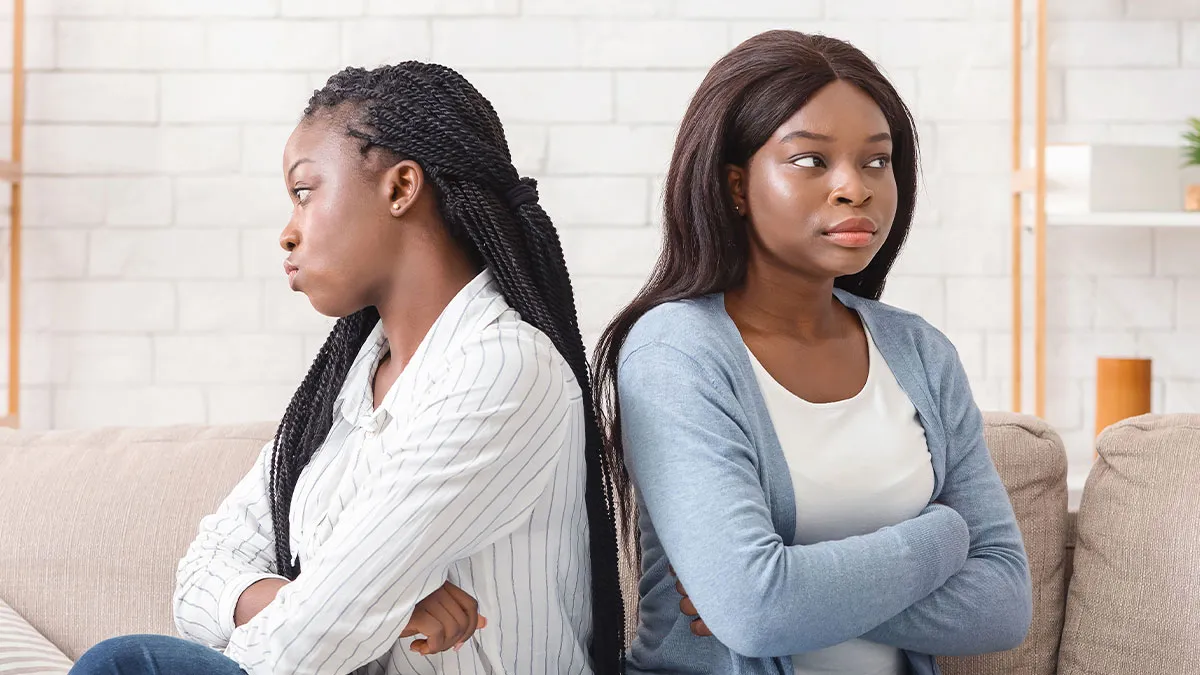Elder Sis Denies Stealing Wedding Money From Bride, Lashes Out When She's Caught Red-Handed 