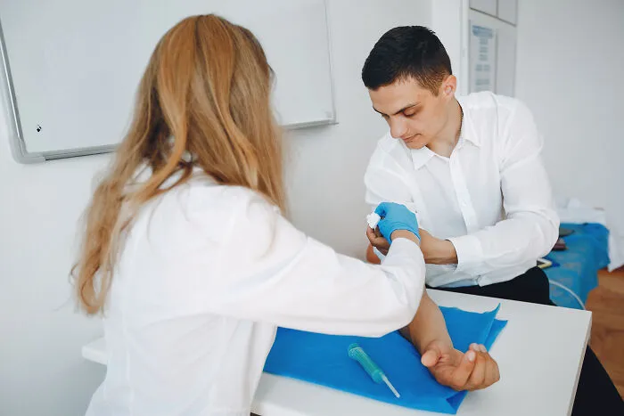 38 Folks Facing Cancer Share The Symptoms That Made Them Finally Visit A Doctor