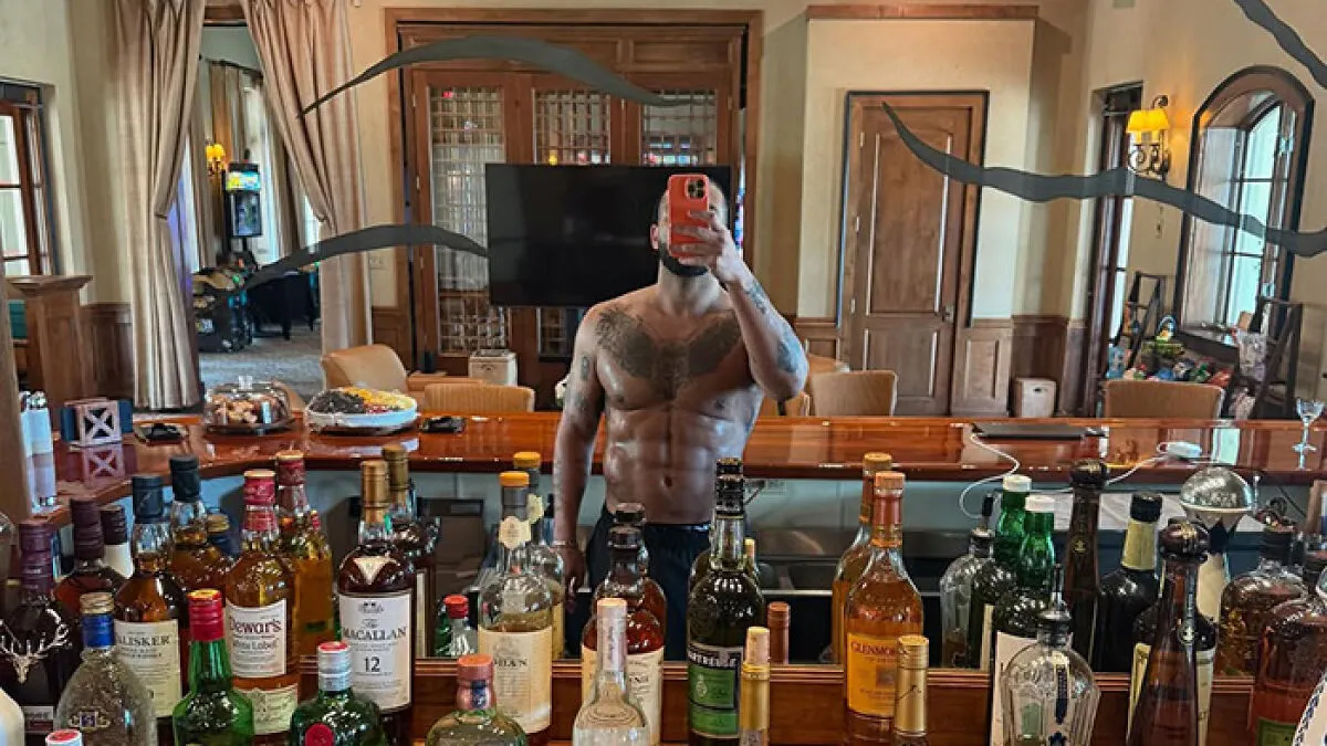 “Cringe”: Drake’s Attempt To Show Off His Abs Turns Into Full-Blown Internet Roast