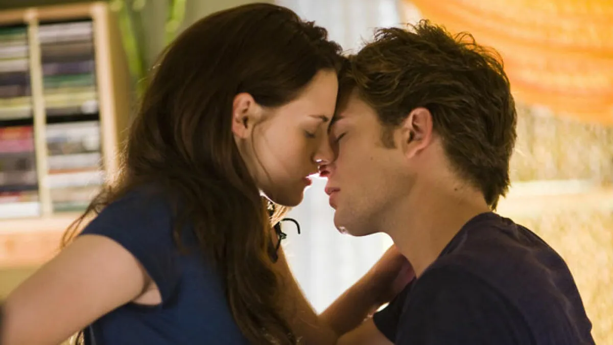 Pattinson Says Filming Steamy Scene With Kristen Stewart Was “One Of The Most Difficult Things”