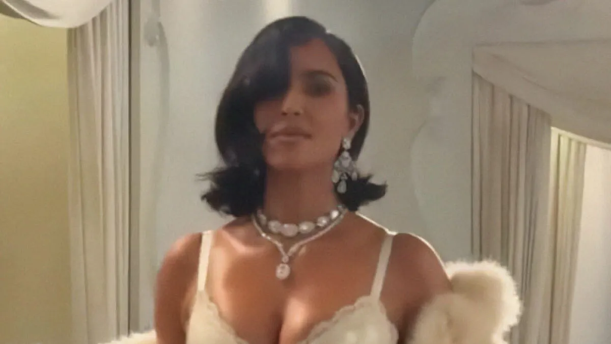 “Constipated”: Kim Kardashian Brutally Roasted Over Runway Walk At Paris Fashion Week 2025