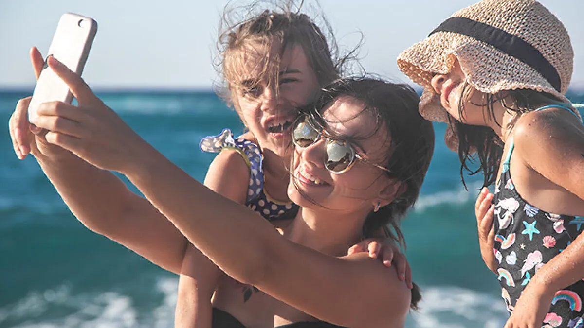 “Pretend Life”: Momfluencer Faces Backlash For Staging Beach Day With Daughter For Online Fame