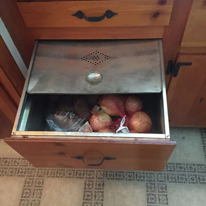 Mi cocina de 1959 está equipada con un cajón de metal para patatas y cebollas.