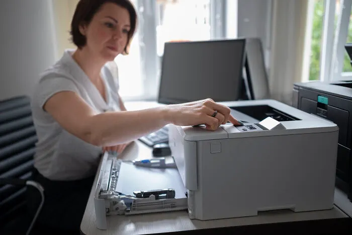 30 Funny Moments Of Deaf People Realizing Something They Thought Was Loud Was Totally Silent