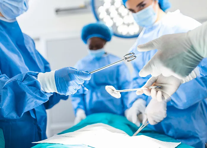 Equipo de médicos en quirófano realizando una cirugía urgente con casos horribles que requieren atención temprana.