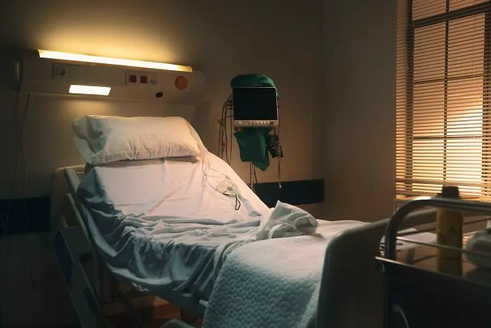 Netizen Asks: “Doctors, What Are The Dead Giveaway Signs That Someone Is Faking?” – Gets 30 Tales