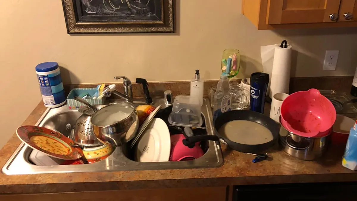 If You Think Your Roommate Is Bad, Check Out These 16 Reddit Tales And Their Solutions