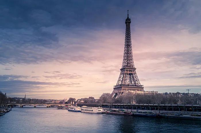 Vista panorámica de la Torre Eiffel en París al atardecer, ilustrando datos sorprendentes sobre lo poco que sabemos.