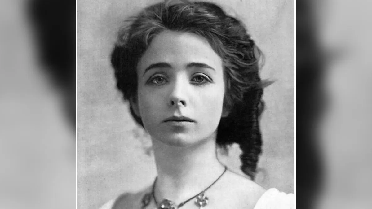 40 Century-Old Photos Of The Women Who Defined Timeless Beauty