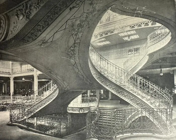 The Grand Magasin Dufayel, Paris, France. First Opened In 1856, It Was Expanded Several Times Between 1874 And 1913 Becoming One Of The Largest Department Stores Of The Early 20th Century