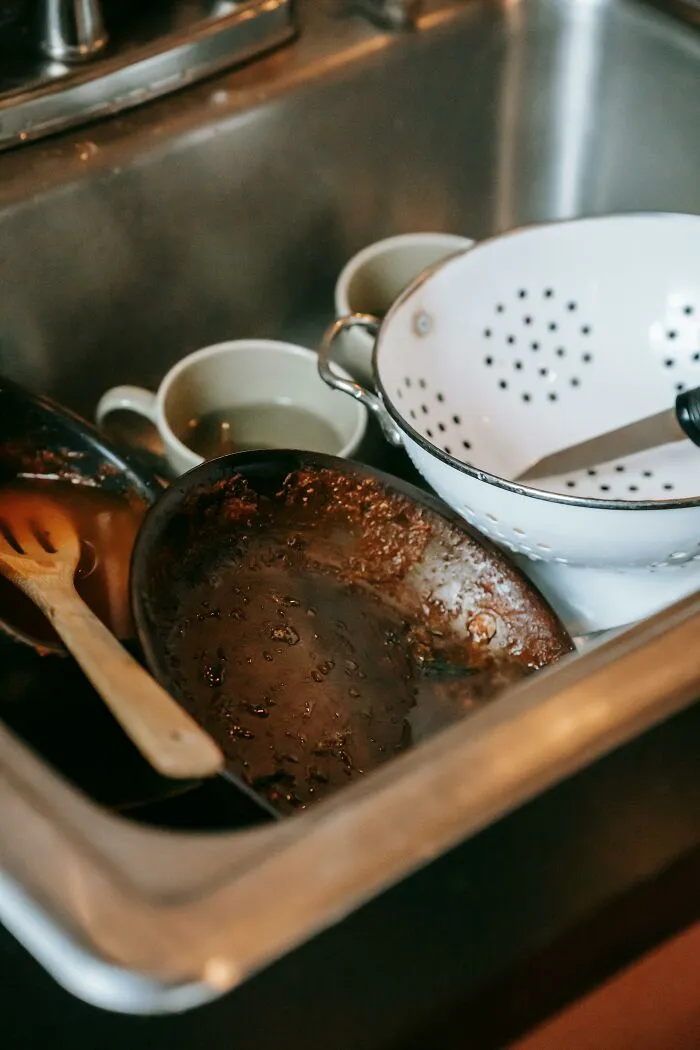 “Asked Me How To Boil Water”: 40 People Who Dated Someone With The Common Sense Of A Rock