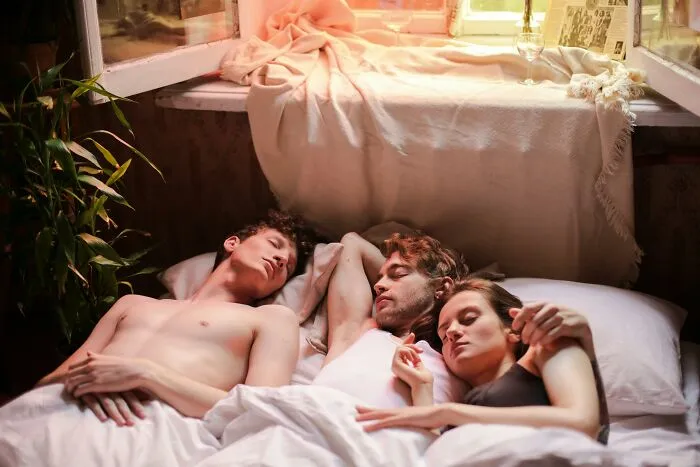 Person Wonders Online: "What Screams 'This Couple Isn't Going To Last Long'?" - Receives 30 Answers