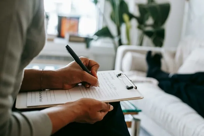 Netizen Asks: “Doctors, What Are The Dead Giveaway Signs That Someone Is Faking?” – Gets 30 Tales