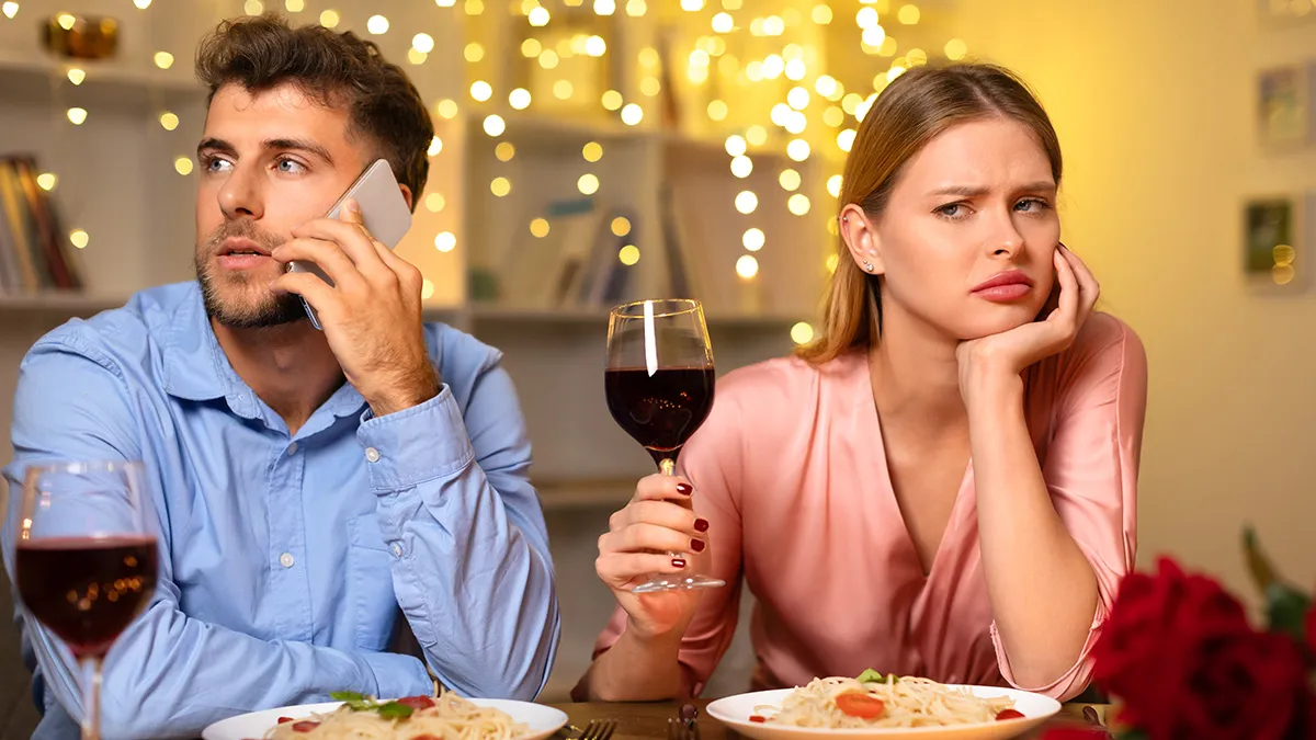 Man Puts GF On The Spot And Makes Her Pay The Bill, She Embarrasses Him In Front Of Friends