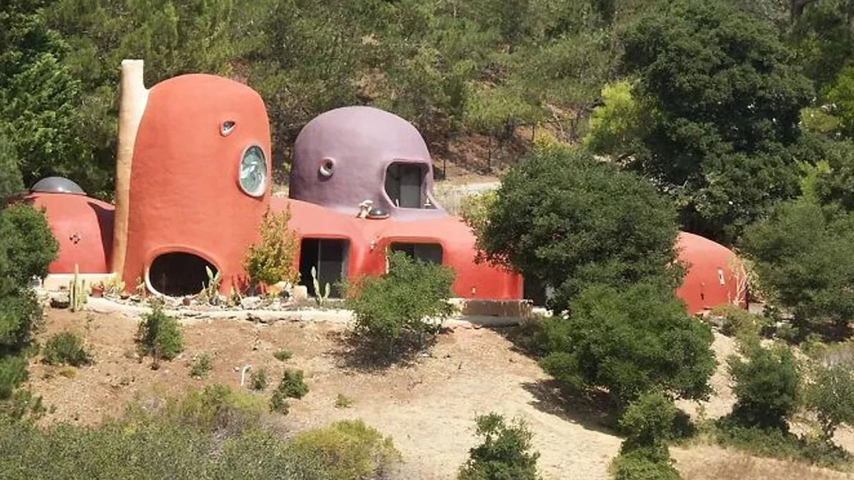 50 Real Estate Listings From People Who Clearly Didn’t Design Their House To Resell