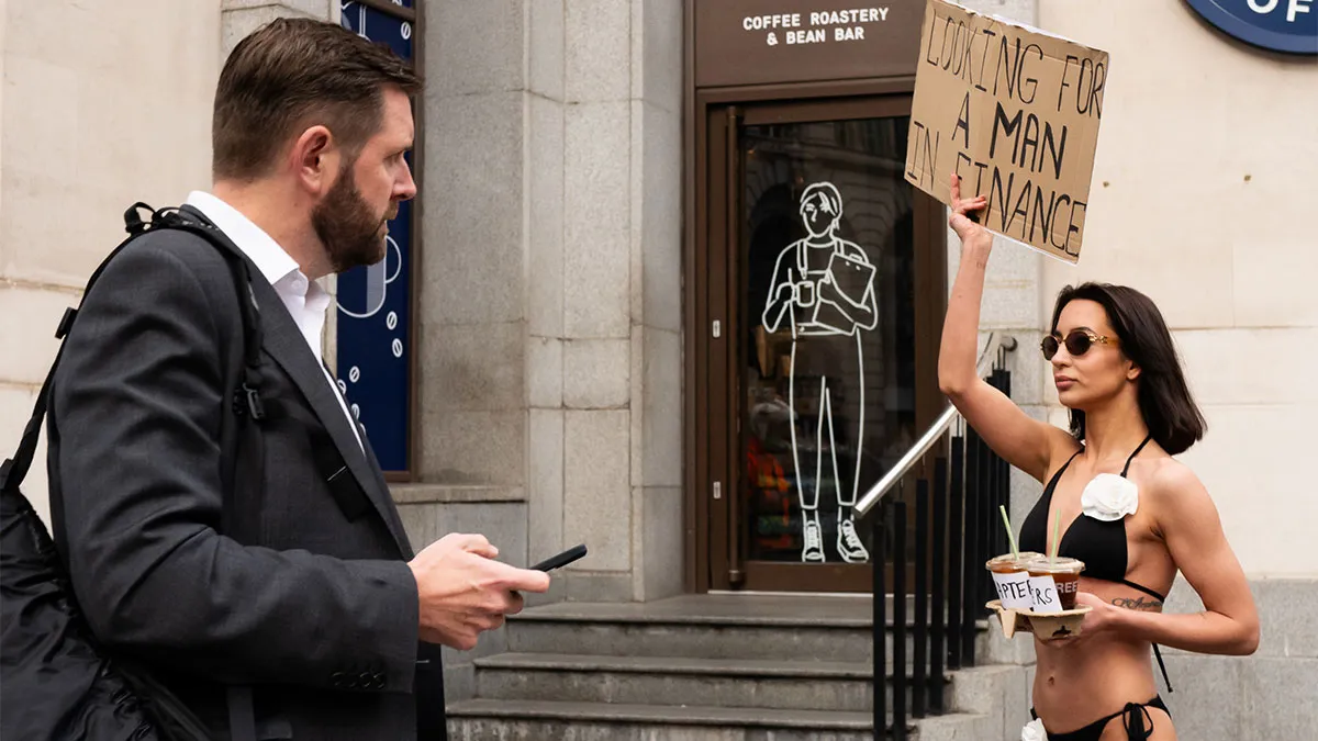 Photographer Snaps Coincidental Moments In Public And Here Are His 27 Best Shots
