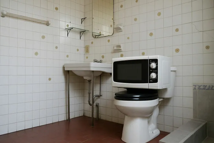 36 People Reveal Home Visits That Left Them Wondering If They Were On A Hidden Camera Show