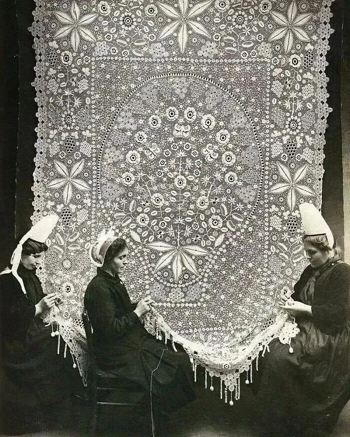 Tres encajeras trabajando. Bretaña, Francia. Hacia 1920.