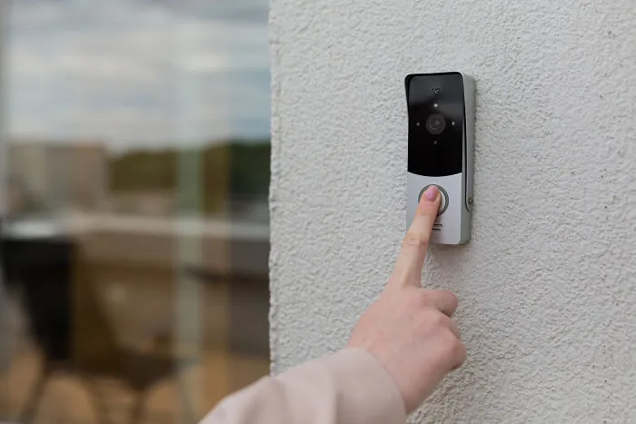 28 Of The Creepiest Yet True Stories About The Most Daunting Sounds Ever Heard By Folks At Night