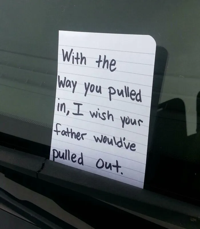 Nota que dejé en el coche de mi vecino después de aparcar torcido y golpear el coche que estaba a su lado.