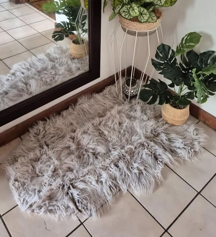 Adding A Touch Of Boujee Comfort And Making Those Cold Dorm Floors Bearable Is Easy With A Soft <a Style="Display:inline;" Href="Https://Www.amazon.com/Ashler-Indoor-Fluffy-Bedroom-Living/Dp/B07v7s2dbv?ie=utf8&th=1&linkcode=ll1&tag=bpflamingo-20&linkid=f4027833b8d264f75af9cd6234e28df0&language=en_us&ref_=as_li_ss_tl" Target="_blank">  <span Style="Font: Inherit; Color: #d74b1f;"> Faux Fur Rug</Span>