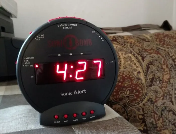 For Those Who Sleep Like They’ve Been Sedated, This <a Style="Display:inline;" Href="Https://Www.amazon.com/Sonic-Alert-Sbb500ss-Extra-Loud-Flashing/Dp/B000oowzuk?ie=utf8&th=1&linkcode=ll1&tag=bppig-20&linkid=d160c77d20f5f98a70cabdba3447ad11&language=en_us&ref_=as_li_ss_tl" Target="_blank">  <span Style="Font: Inherit; Color: #d74b1f;"> Sonic Bomb Extra Loud Alarm Clock </Span> Will Literally Vibrate You Out Of Bed, Ensuring You Never Miss That 8 Am Lecture Again