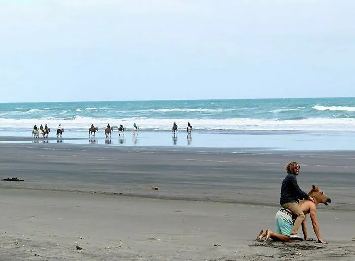 Personas en la playa disfrutando de divertidas fotos de las vacaciones de verano con actividad y risas juntos.