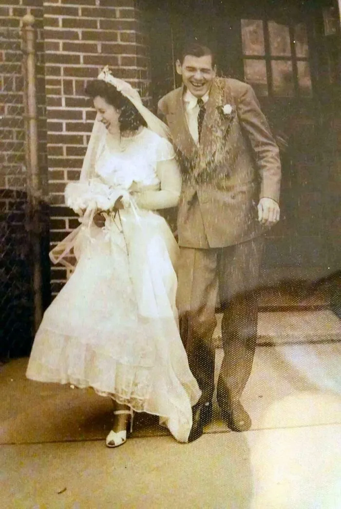 Mis padres se encontraron con un bombardeo de arroz tras salir de la iglesia de Nuestra Señora del Monte Carmelo el día de su boda en 1949. Estuvieron casados ​​60 años hasta que papá falleció y mamá cumplirá 100 en unos meses.