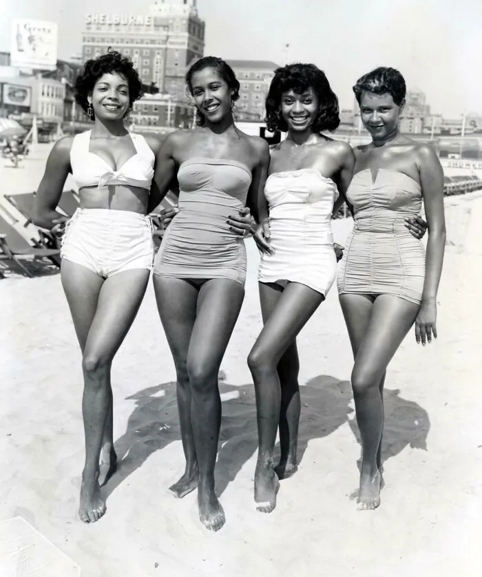 Mujeres disfrutando de la playa de Atlantic City, década de 1960.