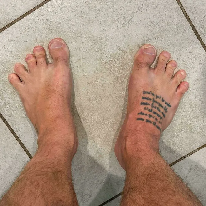 Hace años que no encuentro zapatos. Anoche me quejaba y ella me dijo: "Pues tus pies apenas parecen humanos".