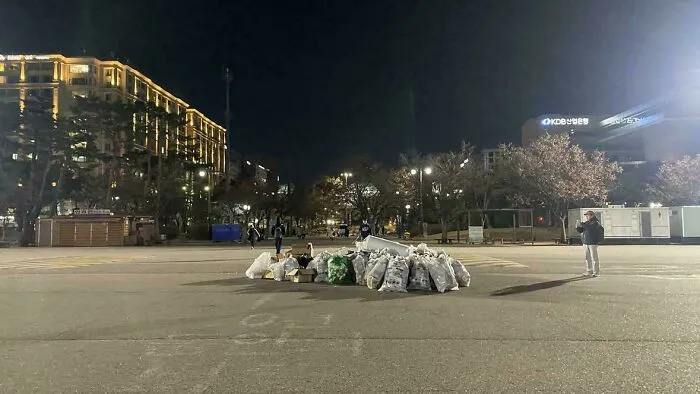 Un millón de personas se reunieron para protestar en el centro de Seúl y limpiaron sus calles antes de marcharse.