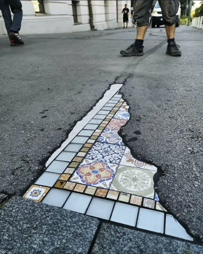 El artista francés «Ememem» pavimenta grietas y agujeros con mosaicos. Esto también se conoce como «flacking».